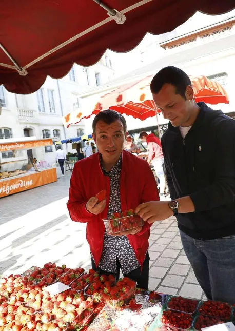 Loïc Ballet déguste des fraises au marché